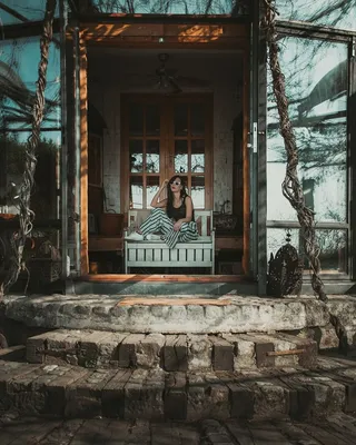 坐在长凳上的女人