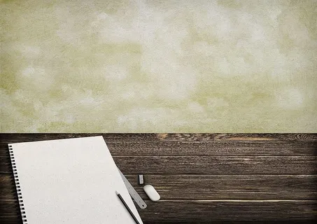 木头上的速写簿，纸，积木，铅笔，橡皮擦，斯皮策，卷笔刀，桌子