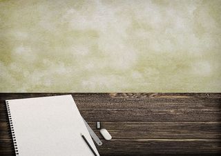 木头上的速写簿，纸，积木，铅笔，橡皮擦，斯皮策，卷笔刀，桌子