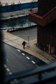 走在路边的男人聚焦摄影