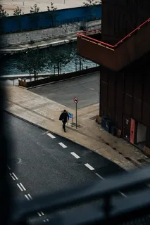 走在路边的男人聚焦摄影