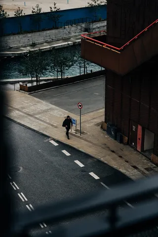 走在路边的男人聚焦摄影