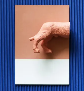 蓝色纺织品上的棕色和白色绘画