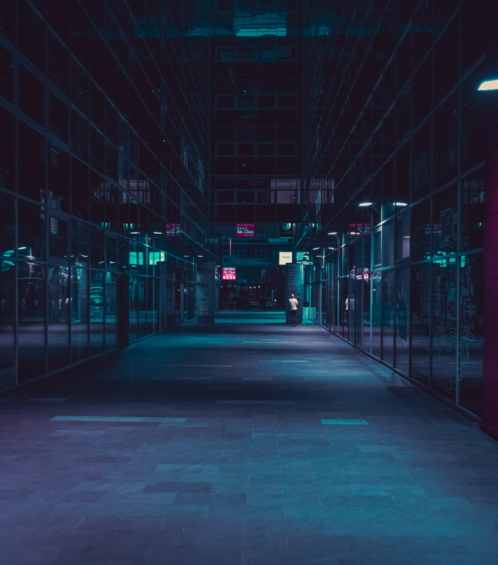 站在建筑物内的人