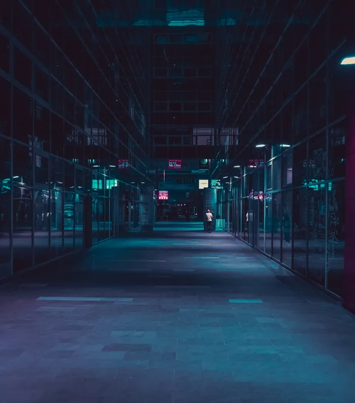 站在建筑物内的人