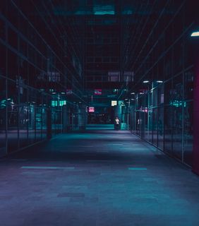 站在建筑物内的人