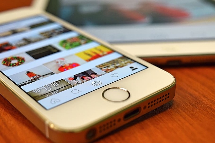 银色Iphone 5s展示Instagram