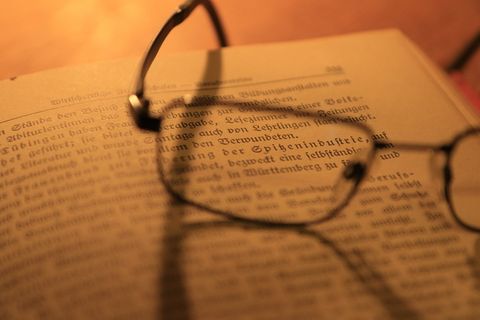 纸张、眼镜、文件、公司、书籍、心情、休息、下班后