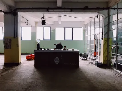 靠近透明玻璃窗的棕色木质书桌 靠近透明玻璃窗的棕色木质书桌