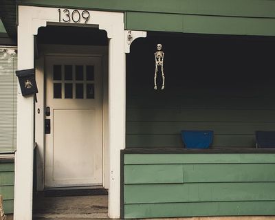 挂在露台上的骷髅