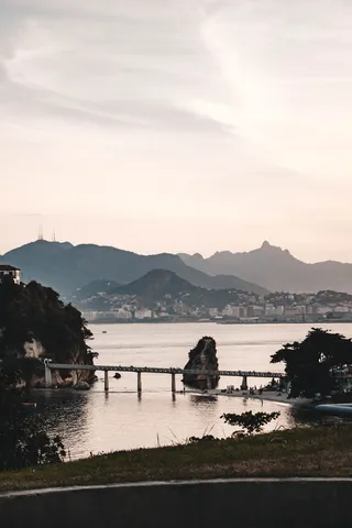 薄雾山附近的水体下的白色天空