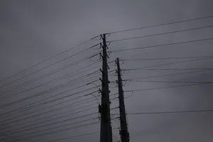 公用事业岗位、电力、电缆、技术、电力线、电源、燃料和发电、低角度视图