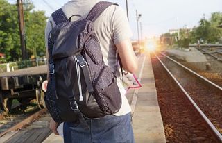 光，人，人，火车，独自一人，背包，包，通勤者