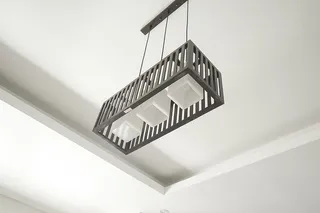 货架、灯具、吸顶灯、建筑、家具、白色、楼梯、杂物房