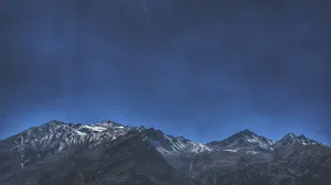 蓝天下的山脉