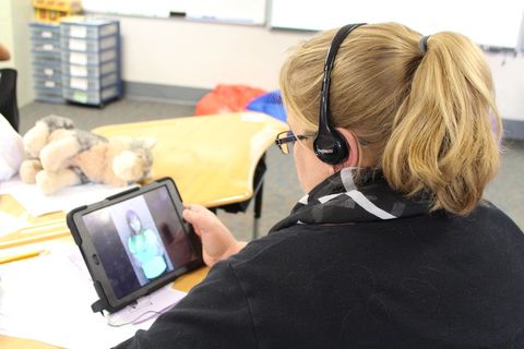 女人，拿着，打开平板电脑，技术，ipad，电脑技术，平板电脑，应用程序