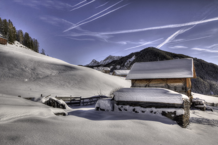被雪覆盖的棕色木屋
