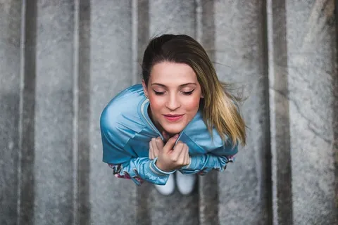 拿着夹克的女人