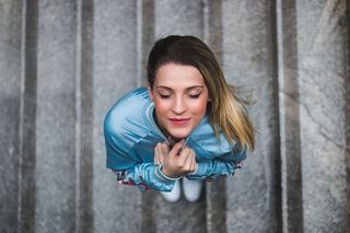 拿着夹克的女人