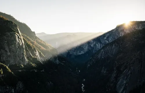 高地、高山、山谷、树木、植物、河流、黑暗、阳光 高地、高山、山谷、树木、植物、河流、黑暗、阳光