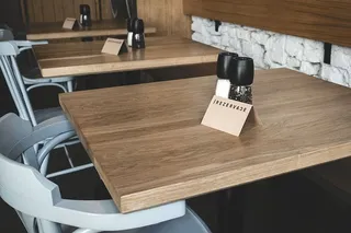 在餐馆预定的桌子