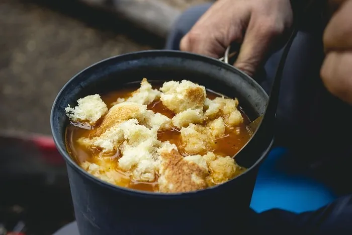 用砂锅做饭的人