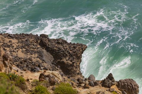悬崖边海岸的航空摄影