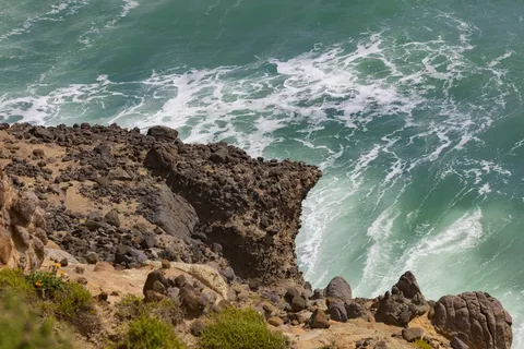 悬崖边海岸的航空摄影