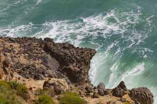 悬崖边海岸的航空摄影