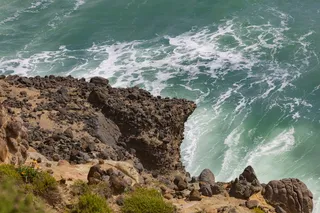 悬崖边海岸的航空摄影