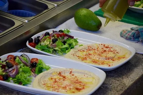 牛油果,砧板,布料,食品,食品准备,橄榄油,瓶子,挤压 牛油果,砧板,布料,食品,食品准备,橄榄油,瓶子,挤压