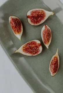 一碗松脆的格兰诺拉麦片和无花果 一碗松脆的格兰诺拉麦片和无花果