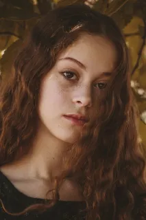 穿黑色上衣的女人