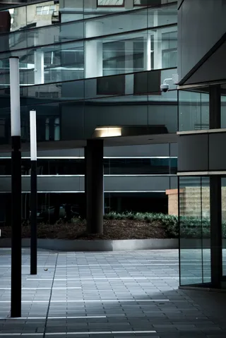 灰色混凝土建筑，办公楼，建筑，建筑，城市，会议中心，城市，城镇