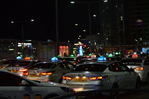 夜间、出租车、等待、灯光、夜间、矩阵、汽车、交通方式 夜间、出租车、等待、灯光、夜间、矩阵、汽车、交通方式