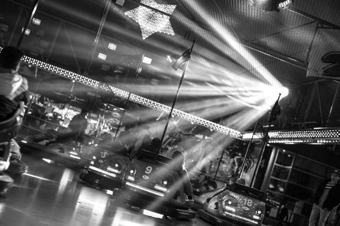 黑白、funfair、funfair旋转木马、夜间、交通、建筑结构、室内、建筑