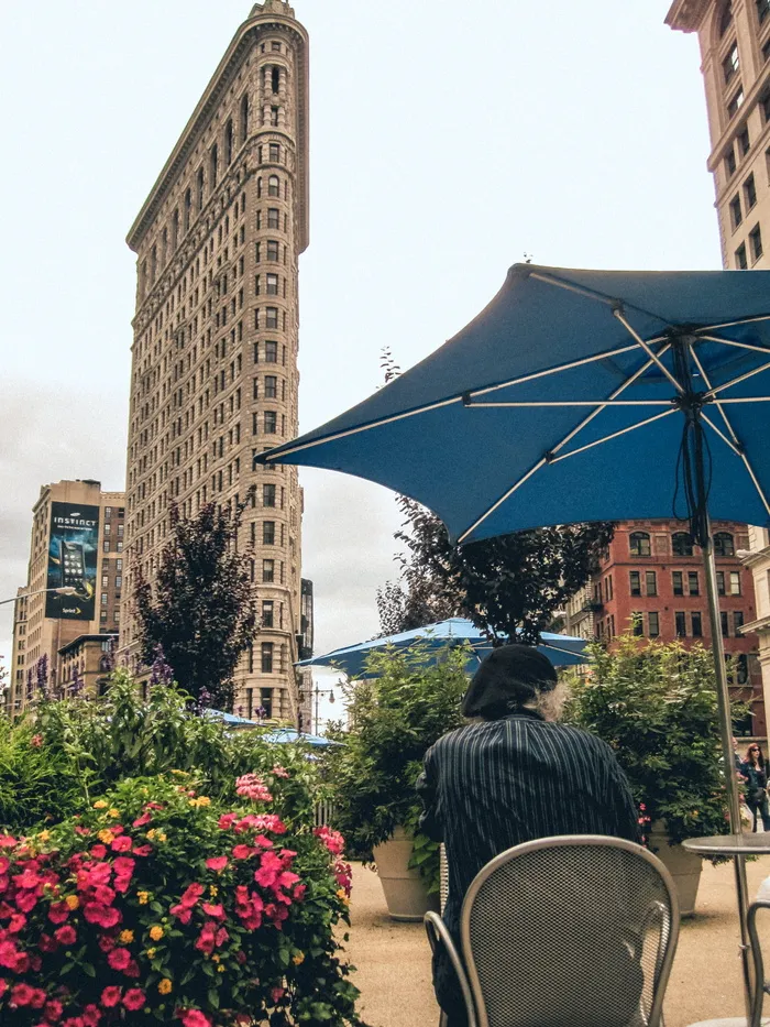 人、坐、扶手椅、伞、白天、城市、城市、建筑