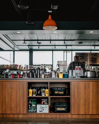 站在房间内厨房的男人