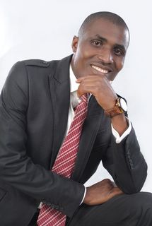 男人，黑人，西装，摆姿势，微笑，男性肖像，官员，微笑