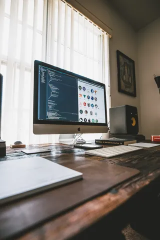 打开iMac并显示游戏应用程序