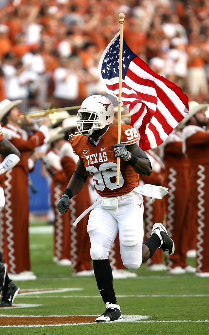 Nfl球员在球场上举着美国国旗