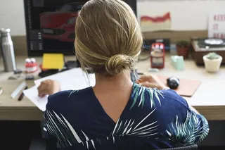 坐在桌子前面的女人