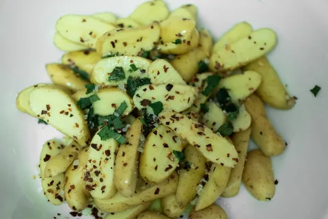 食物，香蕉，植物，水果，调味品，芝麻，沙拉，鼠尾草