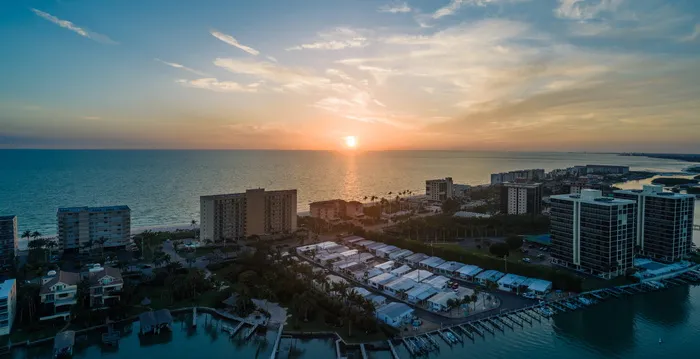 夕阳下海洋附近的高空垃圾船