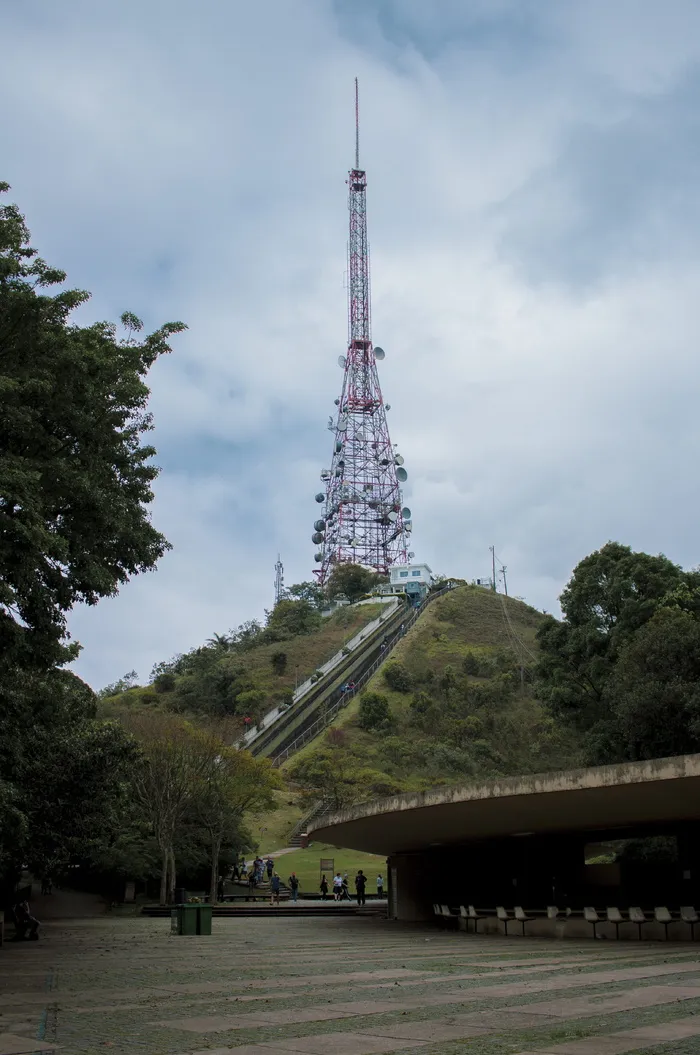 灰色金属塔