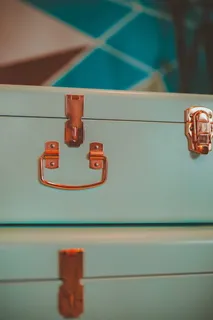 蓝绿色行李箱视图