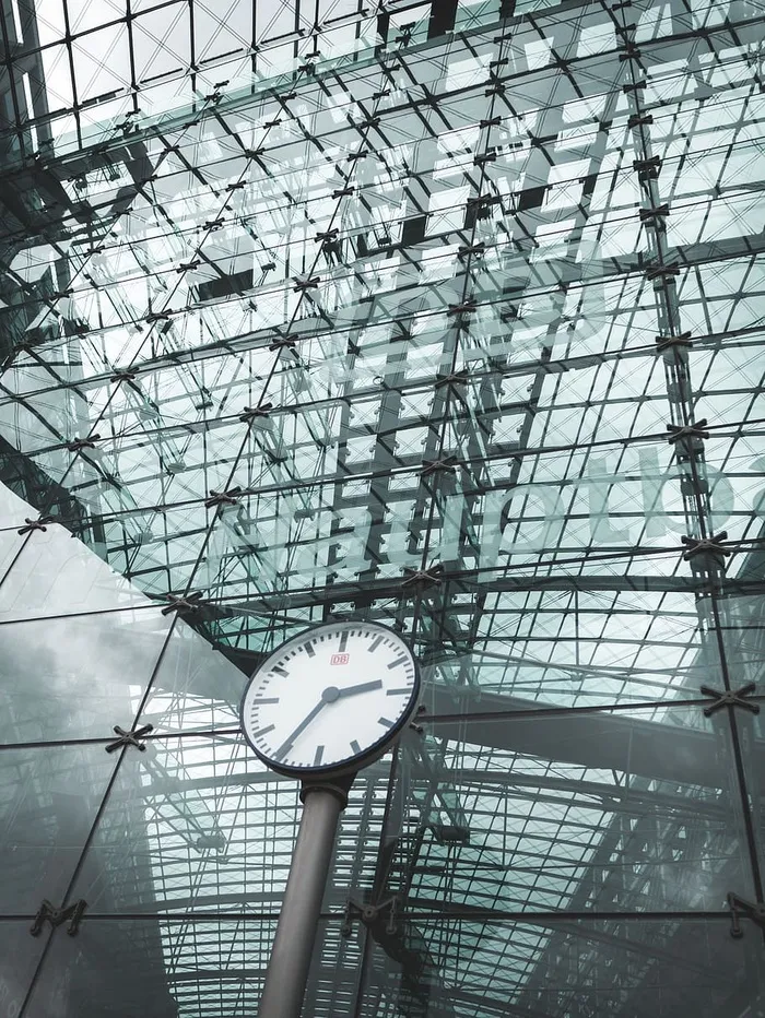 指向2:35的模拟时钟