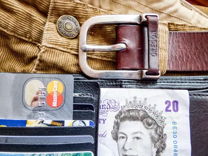 皮带旁的黑卡夹 皮带旁的黑卡夹