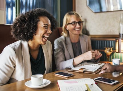 两个快乐的女人坐在一起
