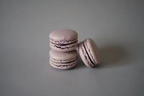 三个马卡龙,三个灰色马卡龙,马卡龙,蛋糕,糕点店,最小,马卡龙,工作室拍摄 三个马卡龙,三个灰色马卡龙,马卡龙,蛋糕,糕点店,最小,马卡龙,工作室拍摄